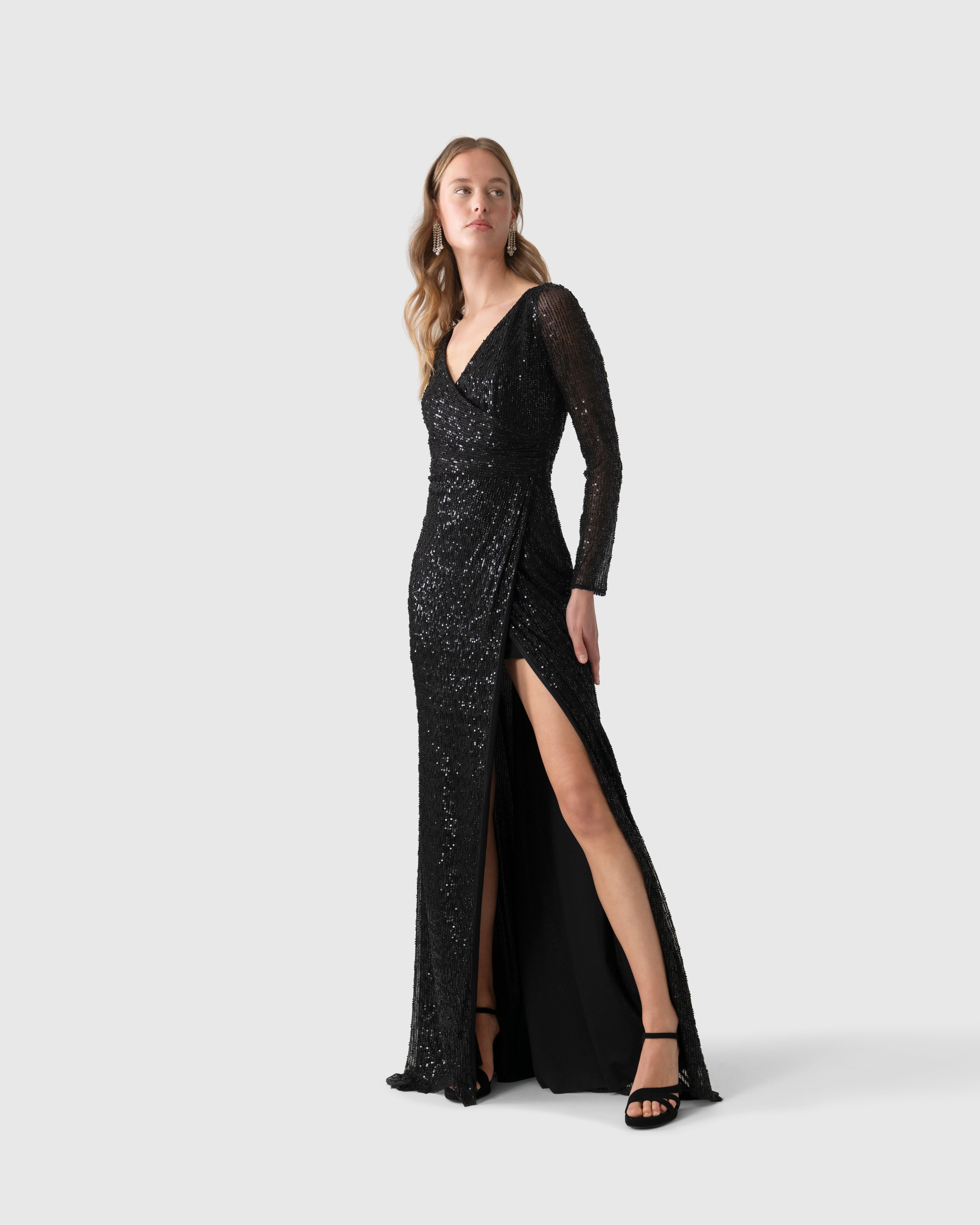 Abito lungo aderente nero in tulle con ricamo