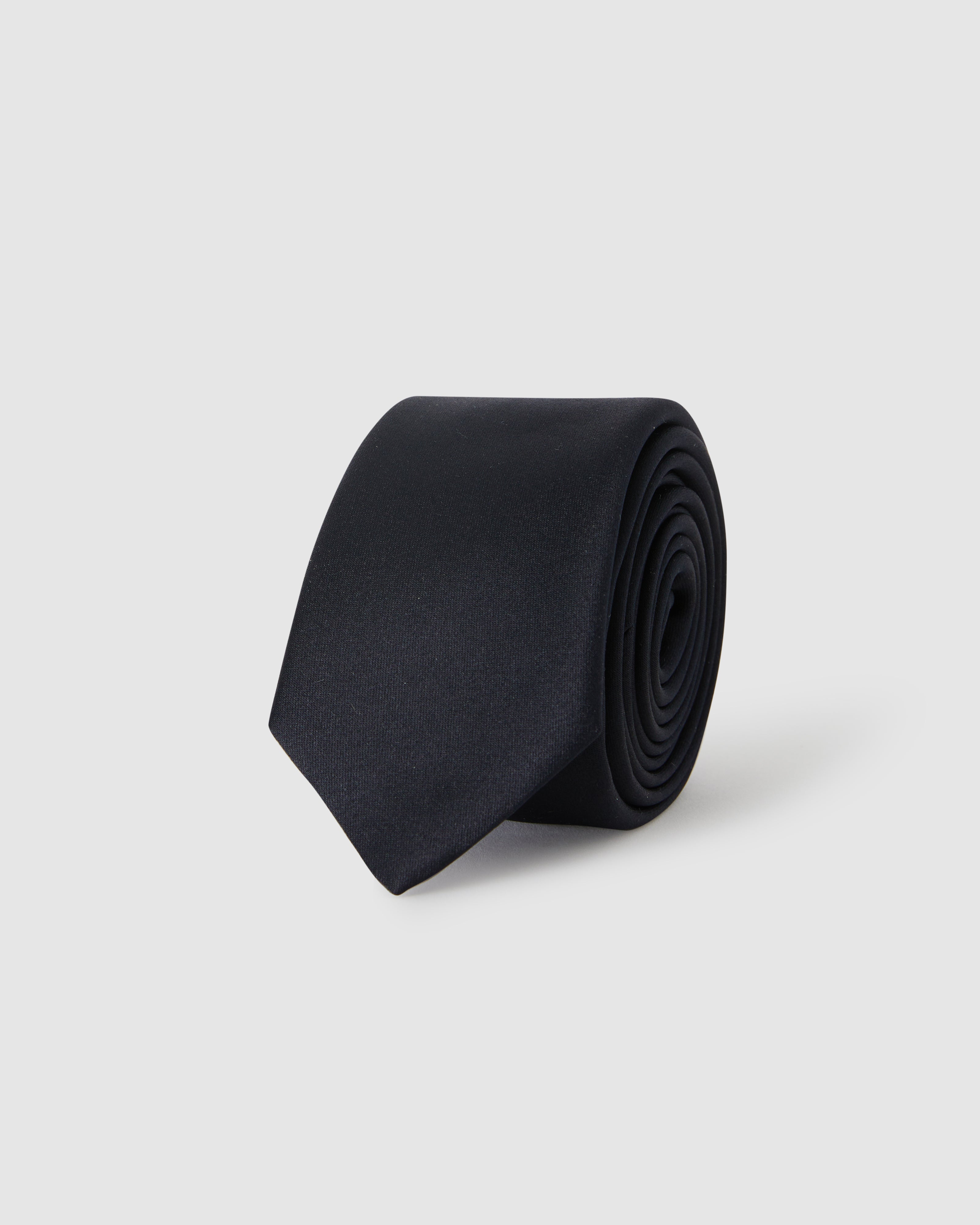 Cravate bleu foncé en satin
