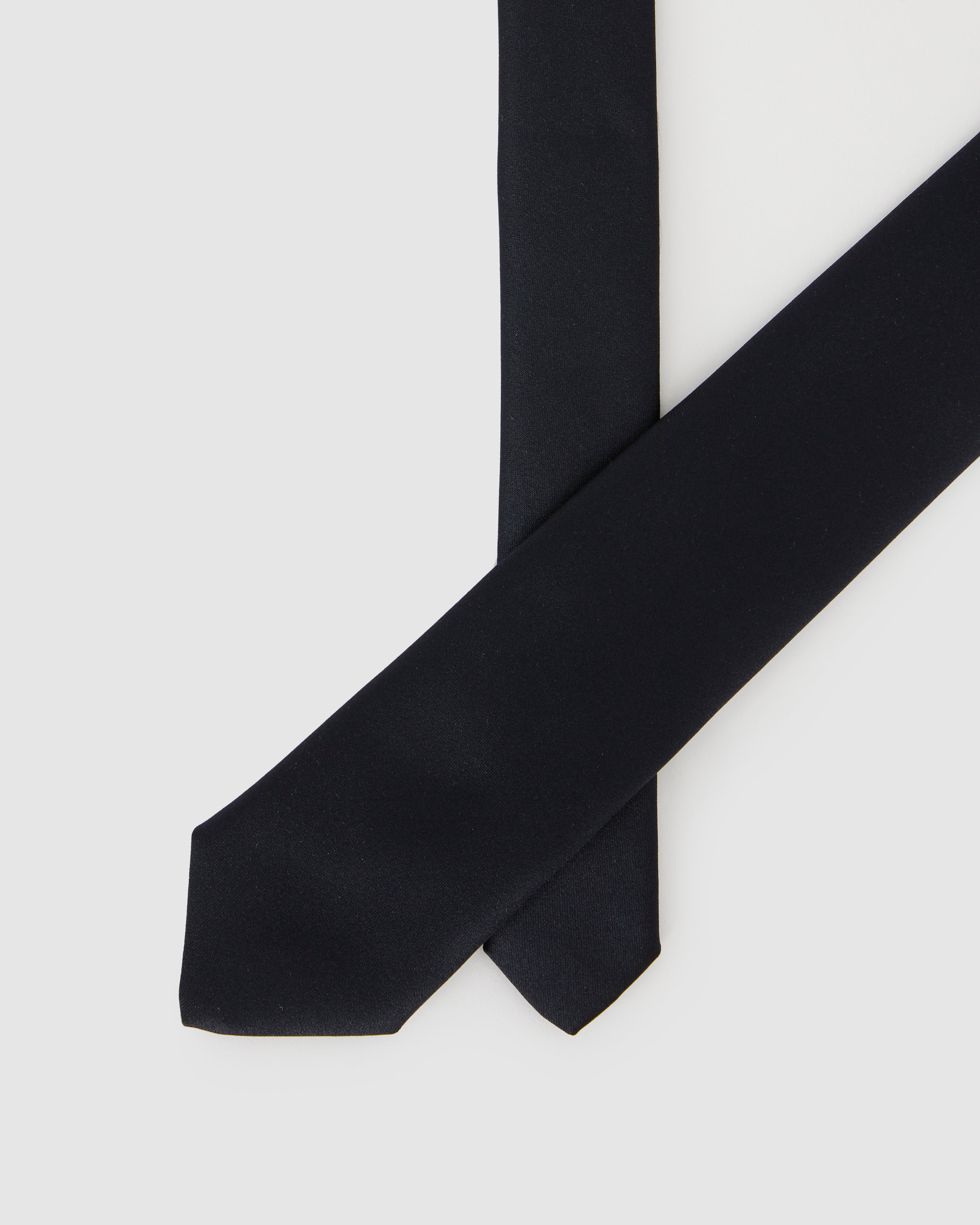 Cravatta blu scuro in satin