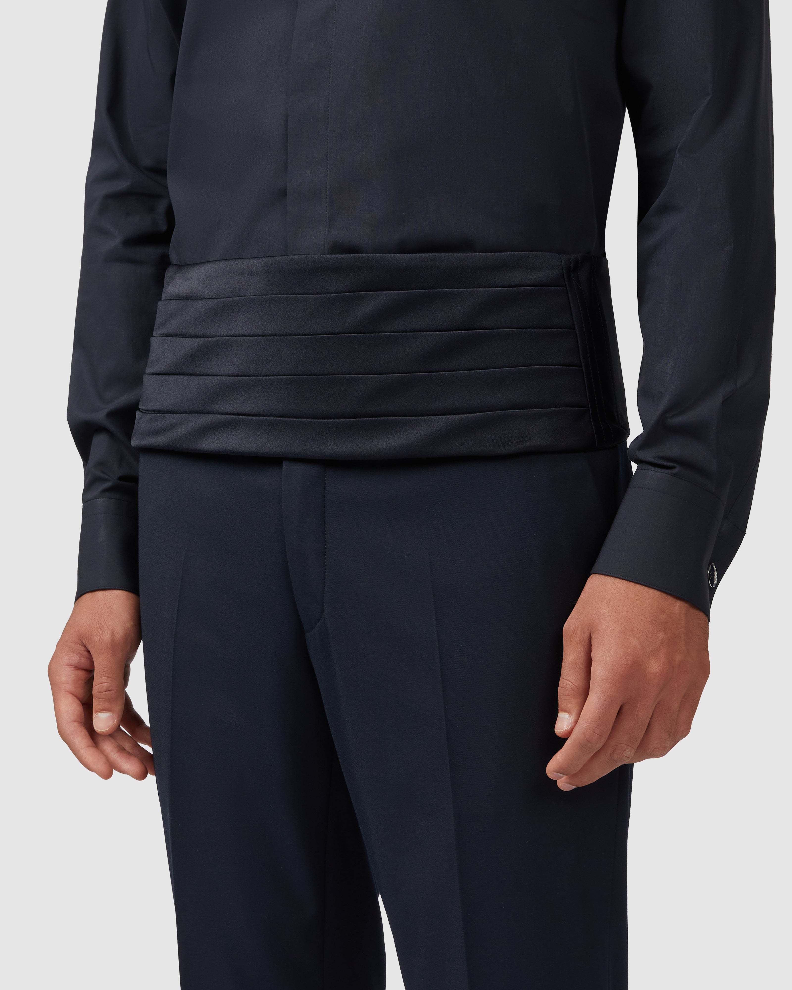 Ceinture bleu foncé plissée en satin