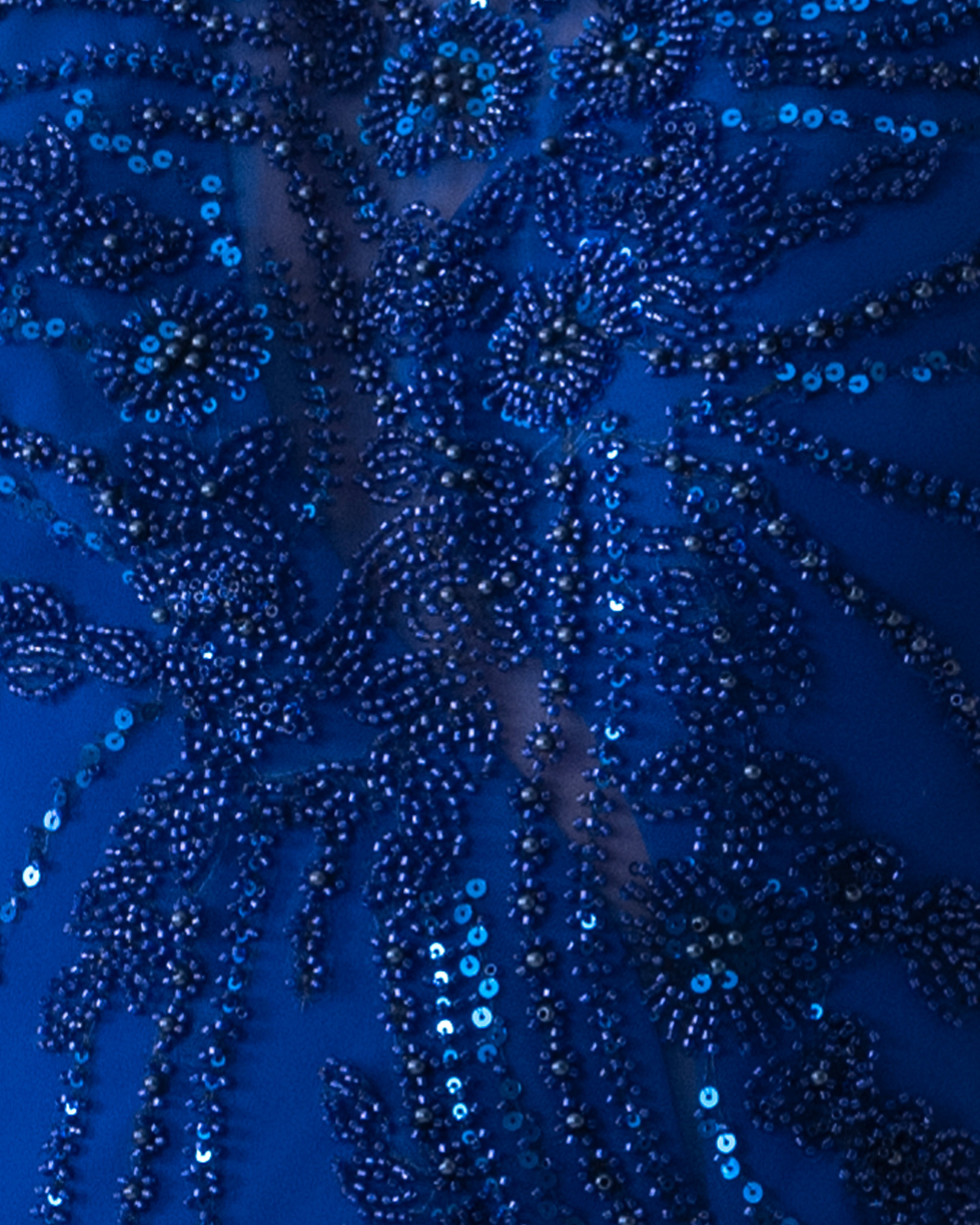 Abito lungo aderente bluette in crêpe con ricamo