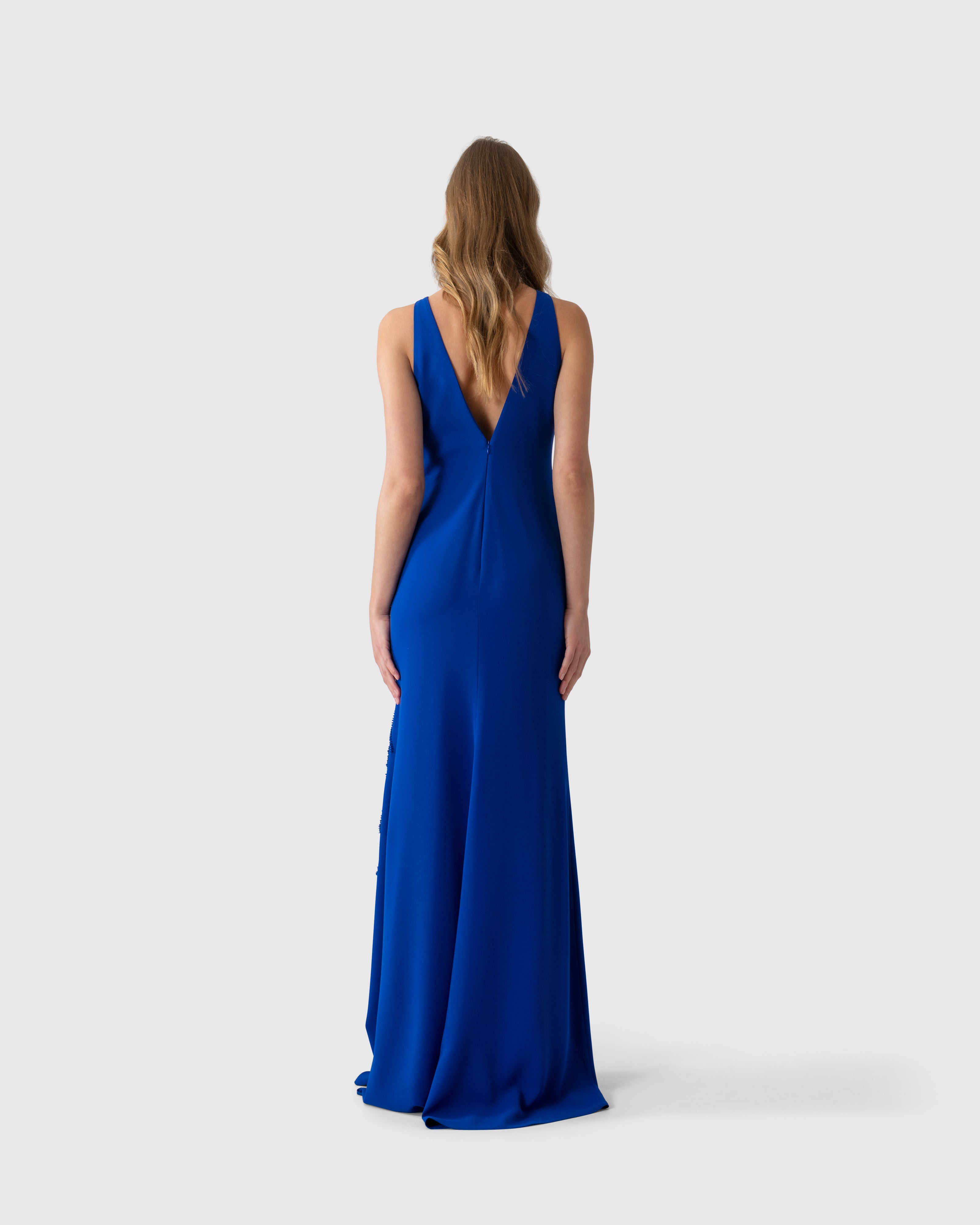 Robe longue ajustée bluette en crêpe avec broderie