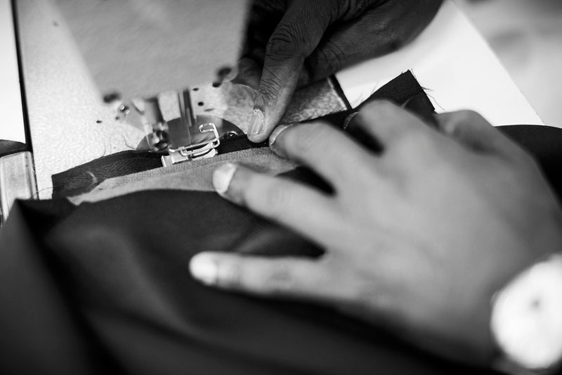 Look business formal Carlo Pignatelli - costum bleumarin cu cămașă albă și cravată elegantă